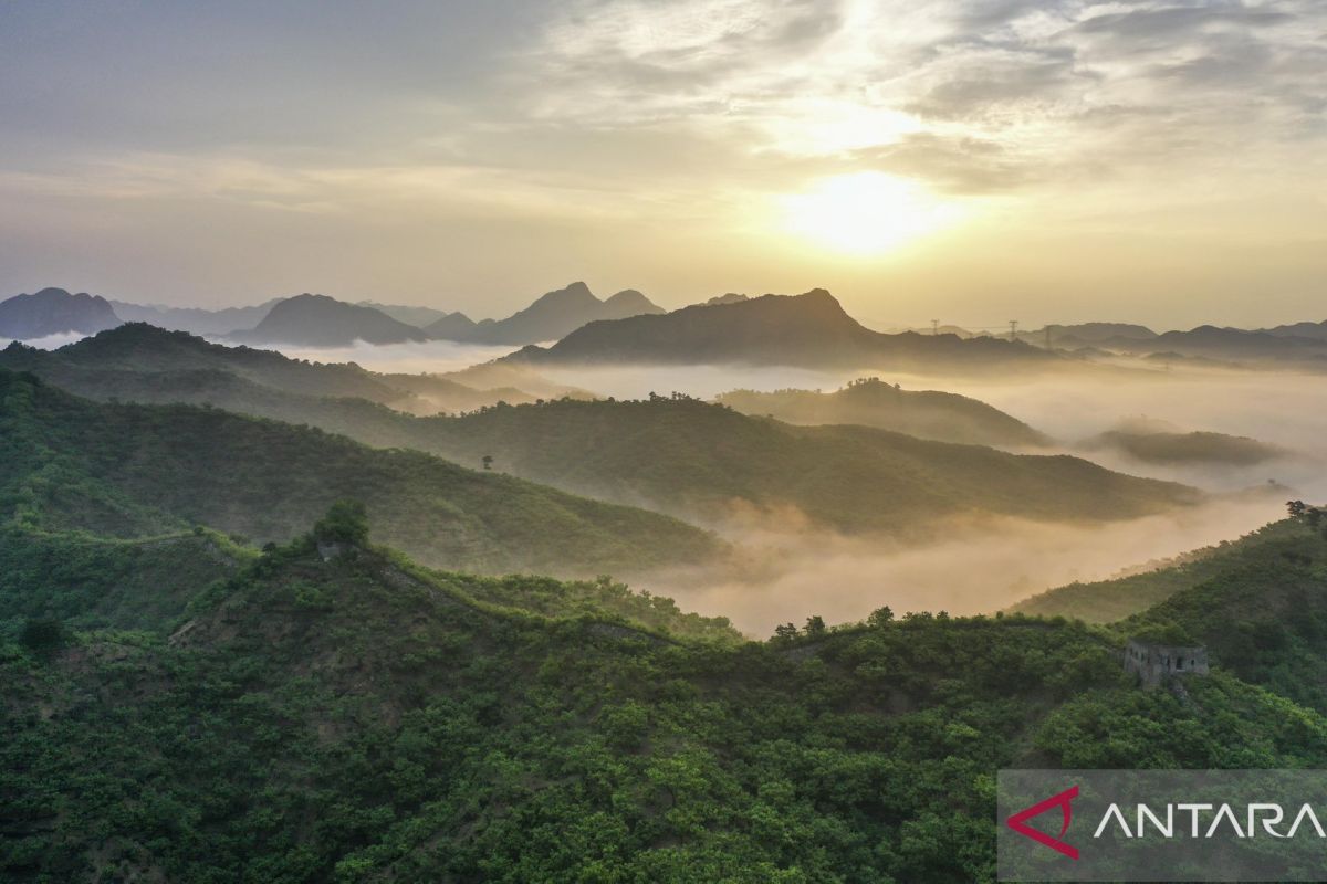 Pesona lanskap kawasan perbukitan dengan Tembok Besar China di Zunhua