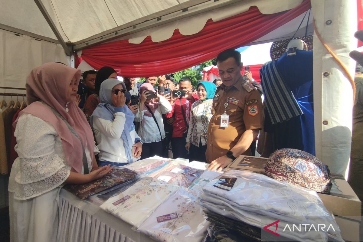 Gubernur Jateng upayakan buruh terdampak PHK tetap bekerja