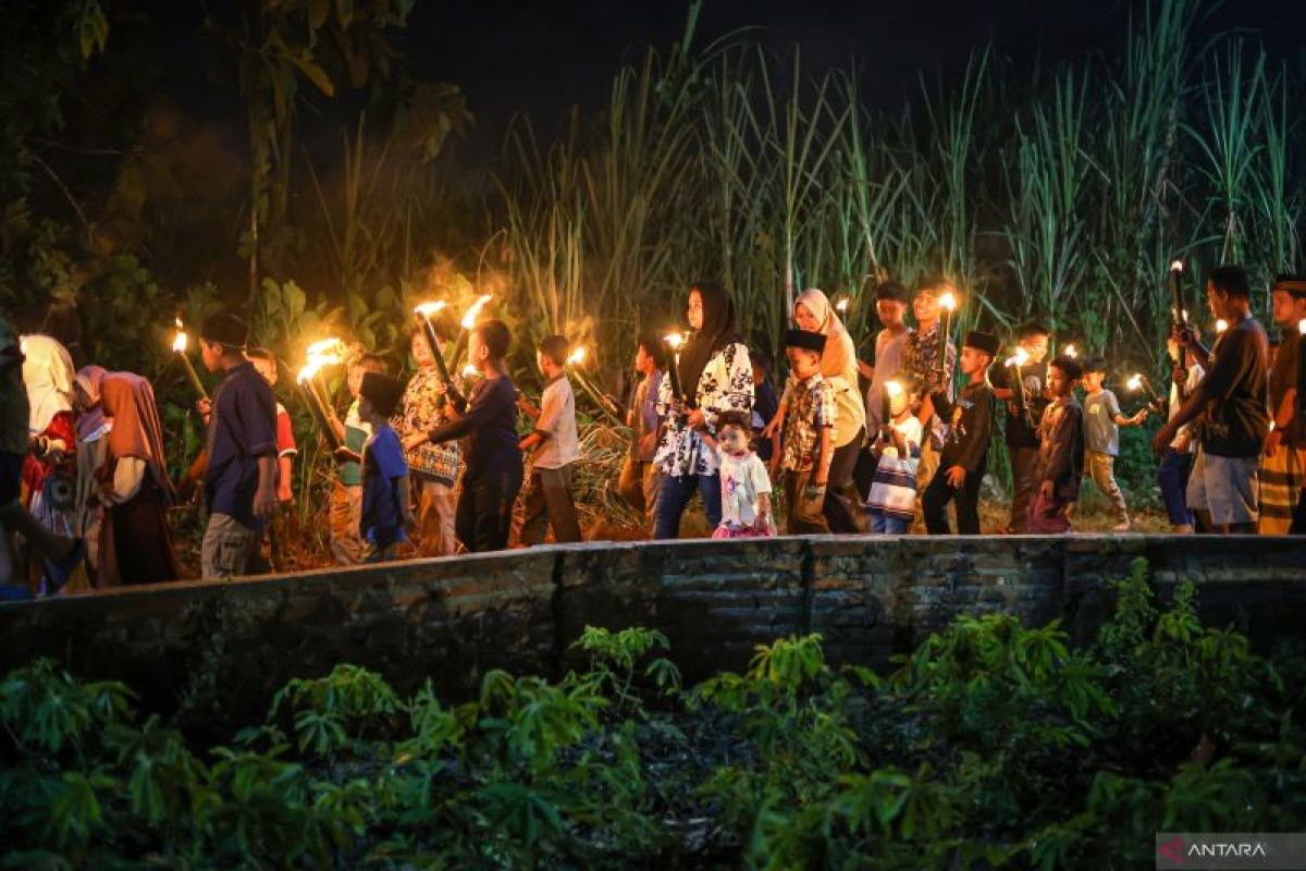 Pawai obor dan tradisi takbir keliling kampung menyambut Idul Adha