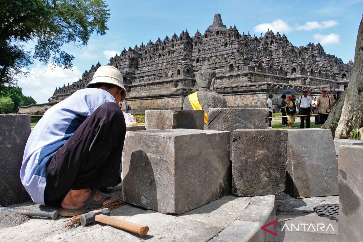 Arca Unfinished Buddha dipindahkan dari Museum Karmawibhangga ke lapangan Kenari Borobudur