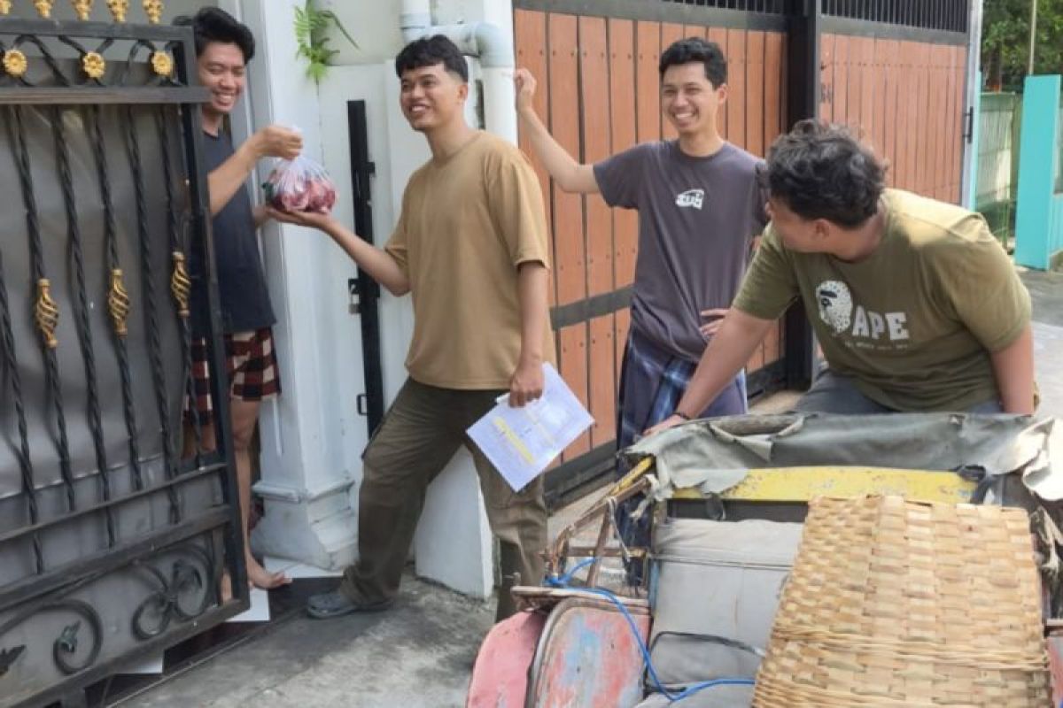 Warga nonmuslim berbaur ikut rayakan Idul Adha di Gedangan