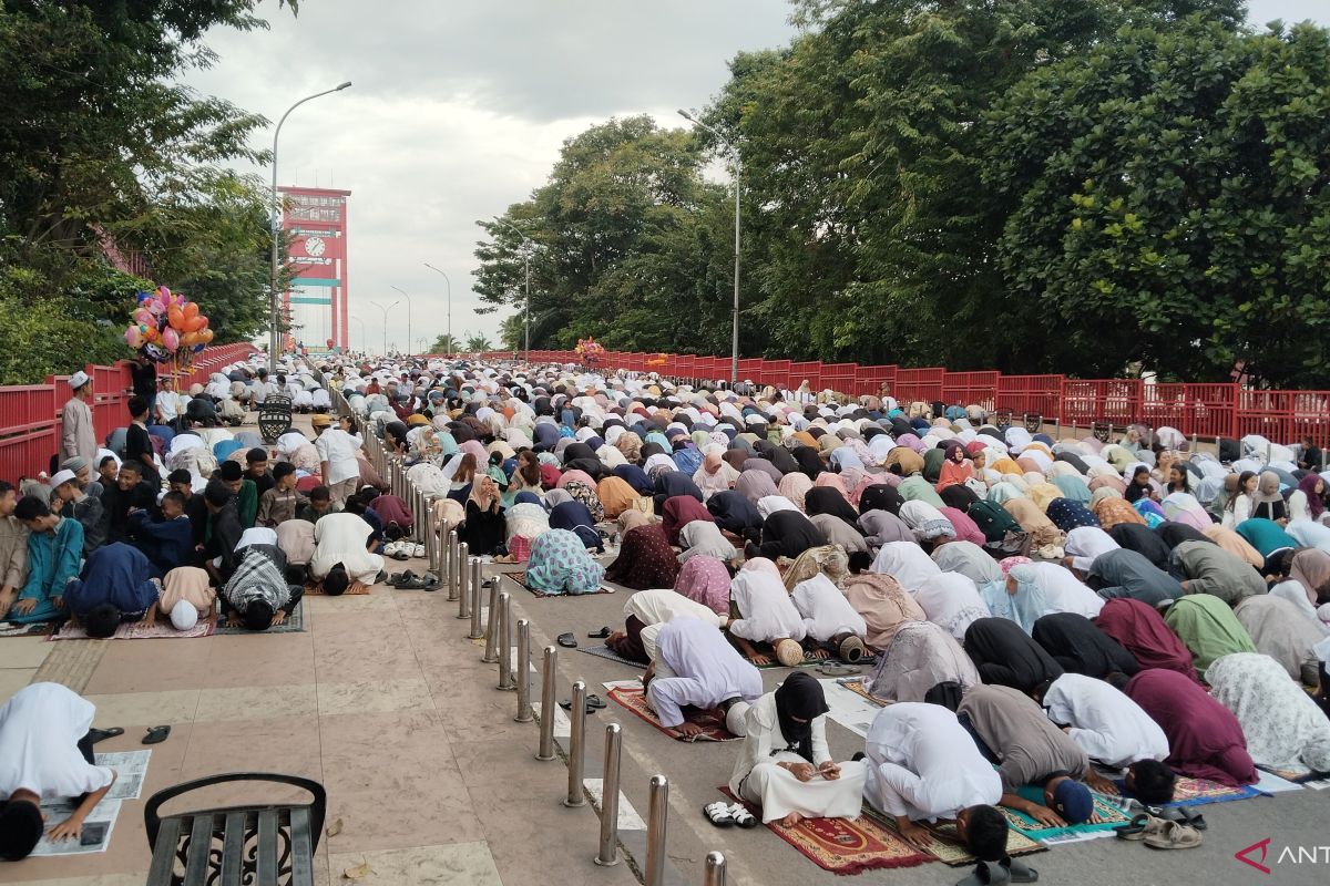 Warga Palembang shalat Idul Adha 1447 H di Jembatan Ampera