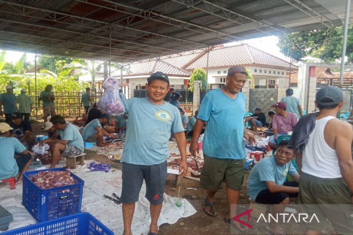 LKBN ANTARA Biro Jateng salurkan bantuan dua hewan kurban di Batang