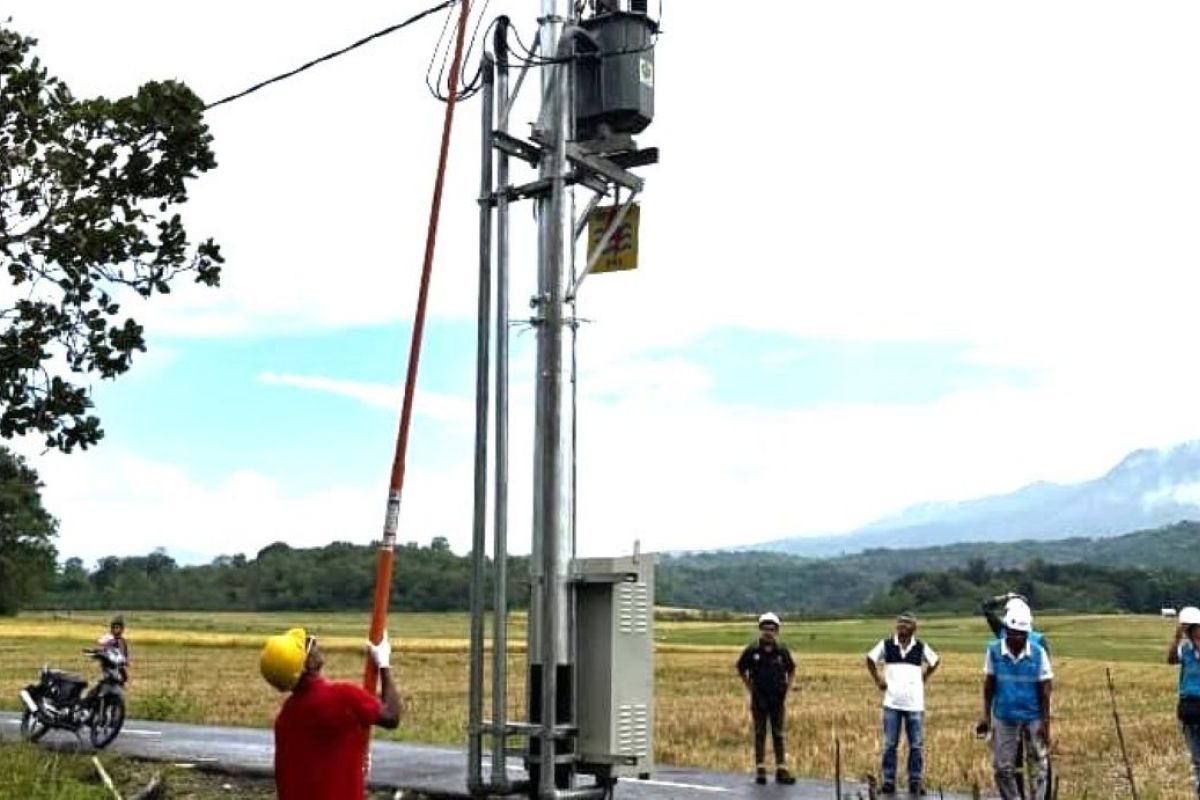 PLN mengalirkan listrik ke daerah pelosok di Kabupaten Ngada