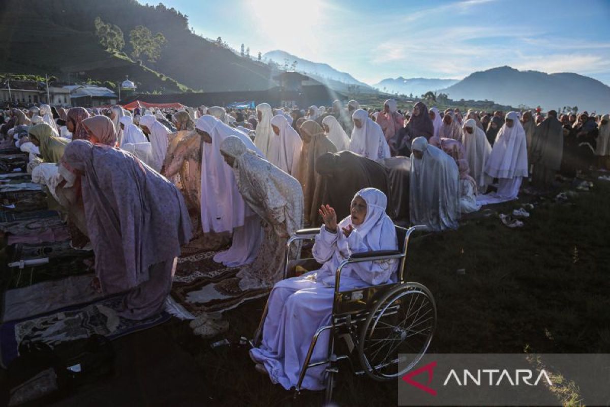 Shalat Idul Adha di bawah kaki Gunung Petarangan