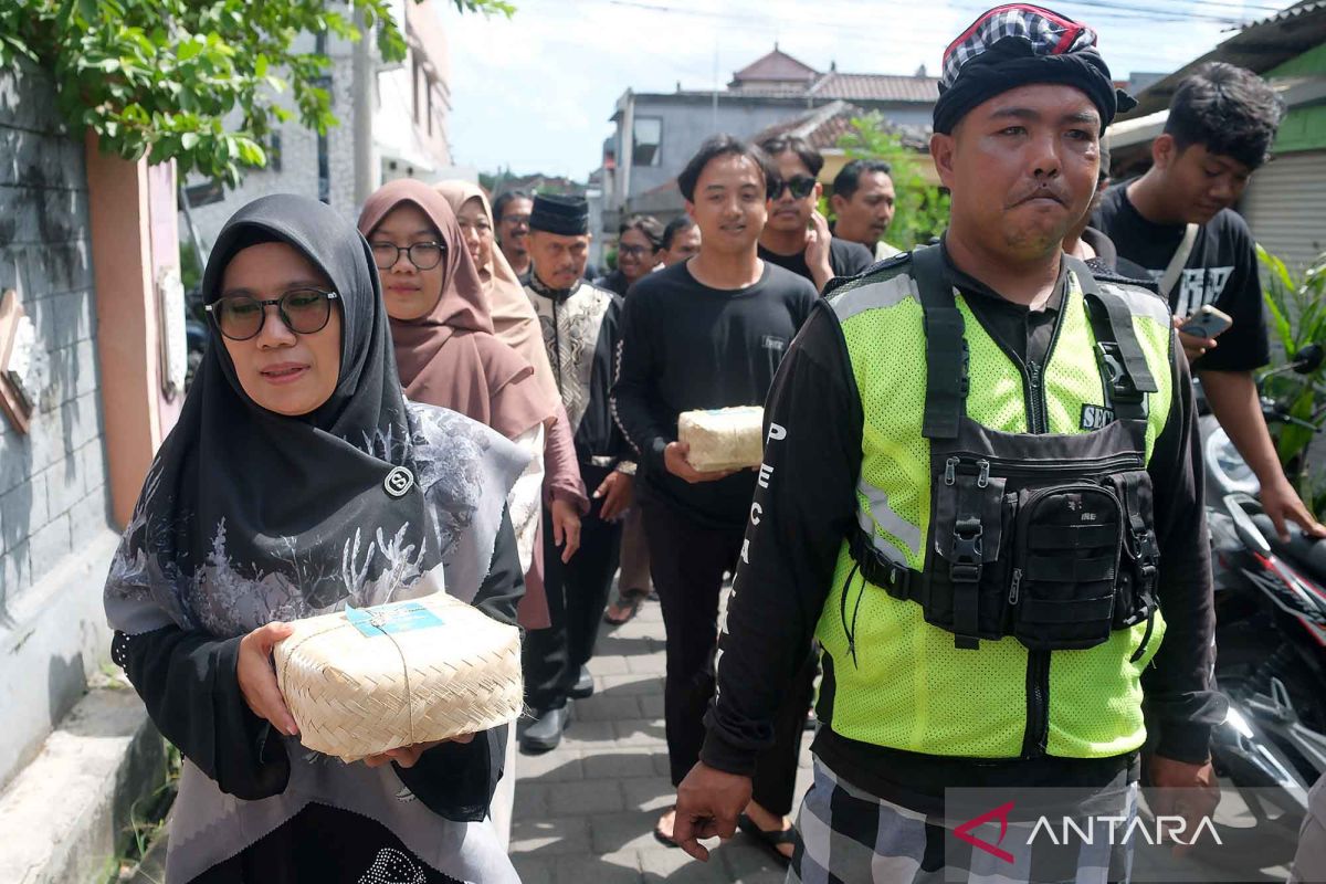 Muslim di Bali gelar tradisi Ngejot, berkeliling bagikan daging kurban