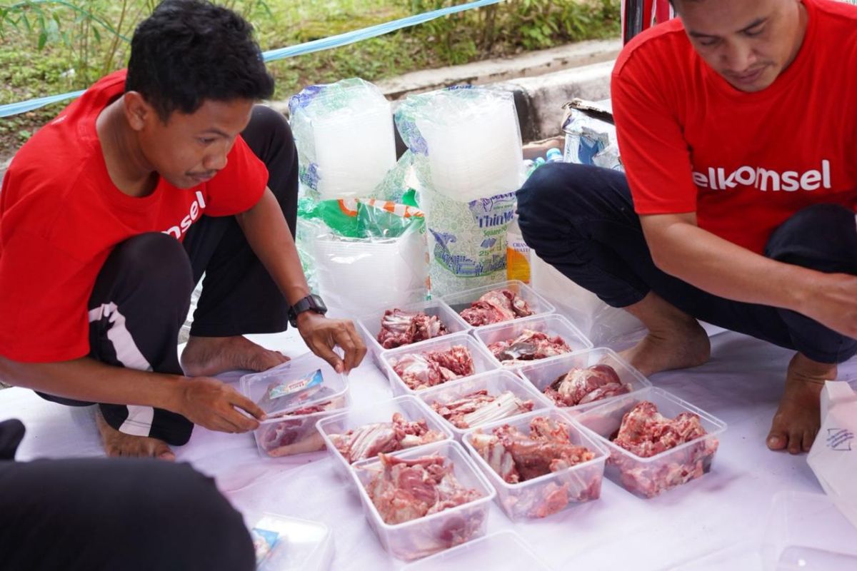 Telkomsel salurkan puluhan hewan kurban di area Pamasuka