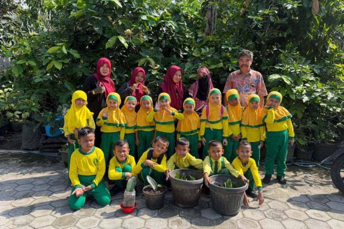 Anak-anak TK di Sampit dikenalkan metode stek daun sejak dini