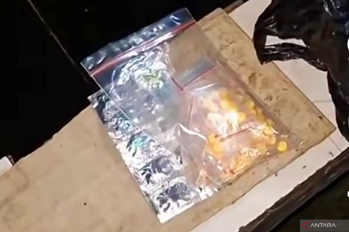 Polisi selidiki tas berisi obat tramadol yang ditemukan di Jaktim