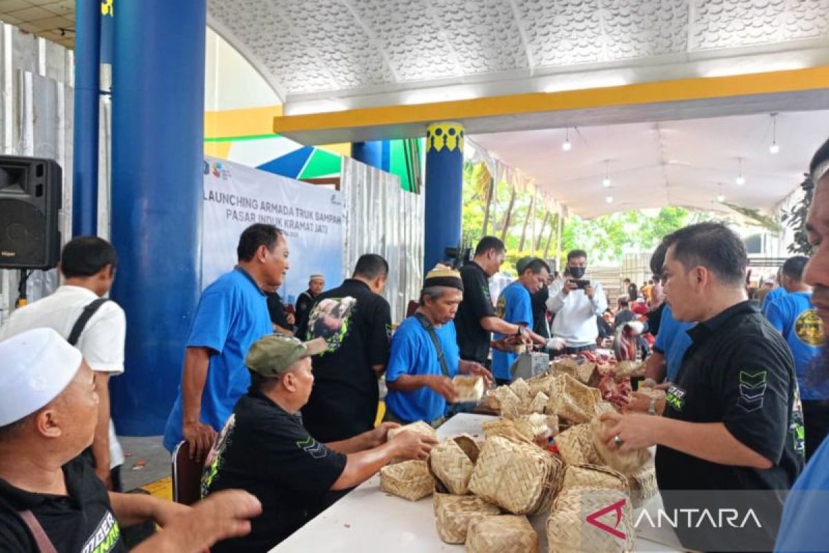 Pasar Induk Kramat Jati bagikan 6.000 kurban ramah lingkungan