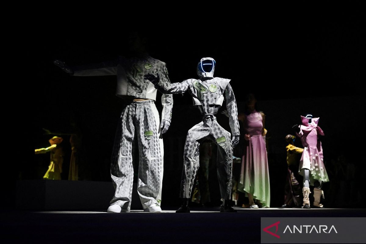 Dobrak industri fesyen, robot humanoid tampil memukau di peragaan busana AI Seoul 2026