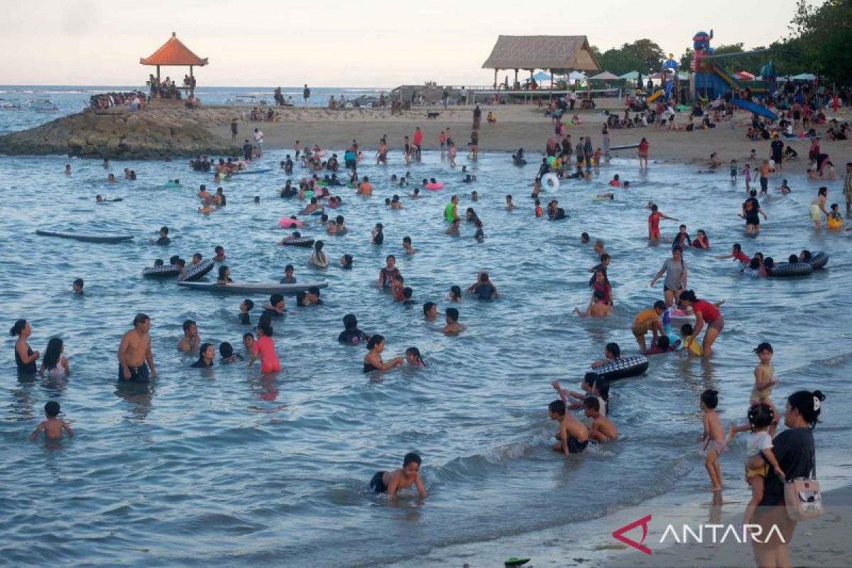 Pantai Sanur padat pengunjung saat libur Idul Adha