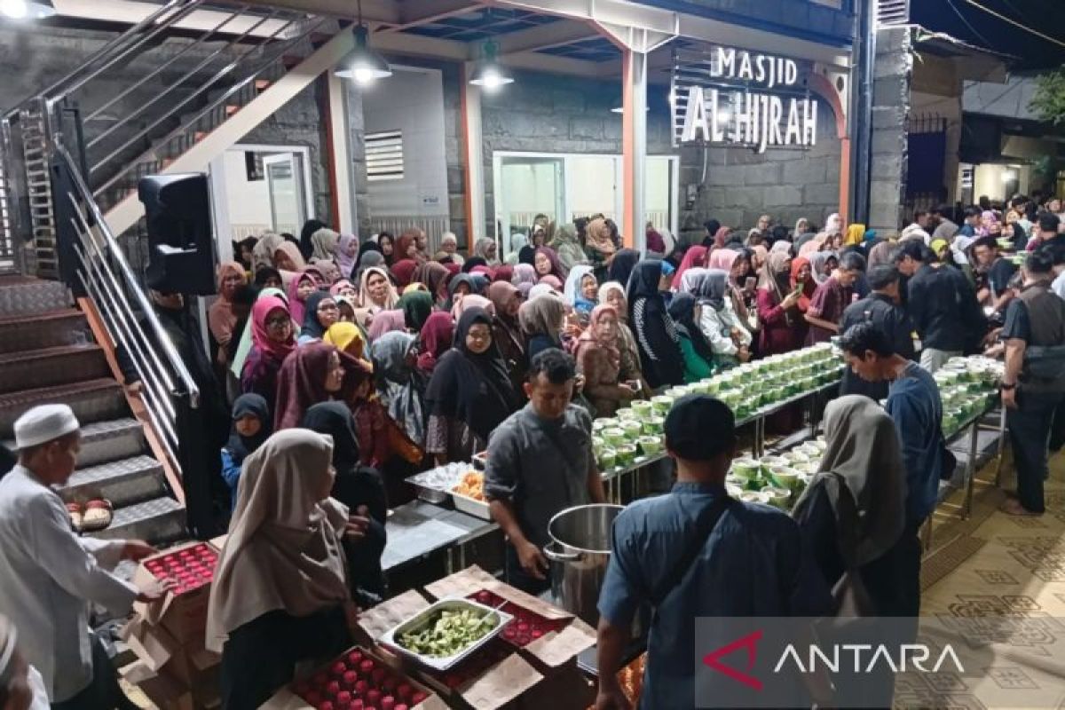 Ribuan orang nikmati daging kurban di Masjid Al Hijrah Solo