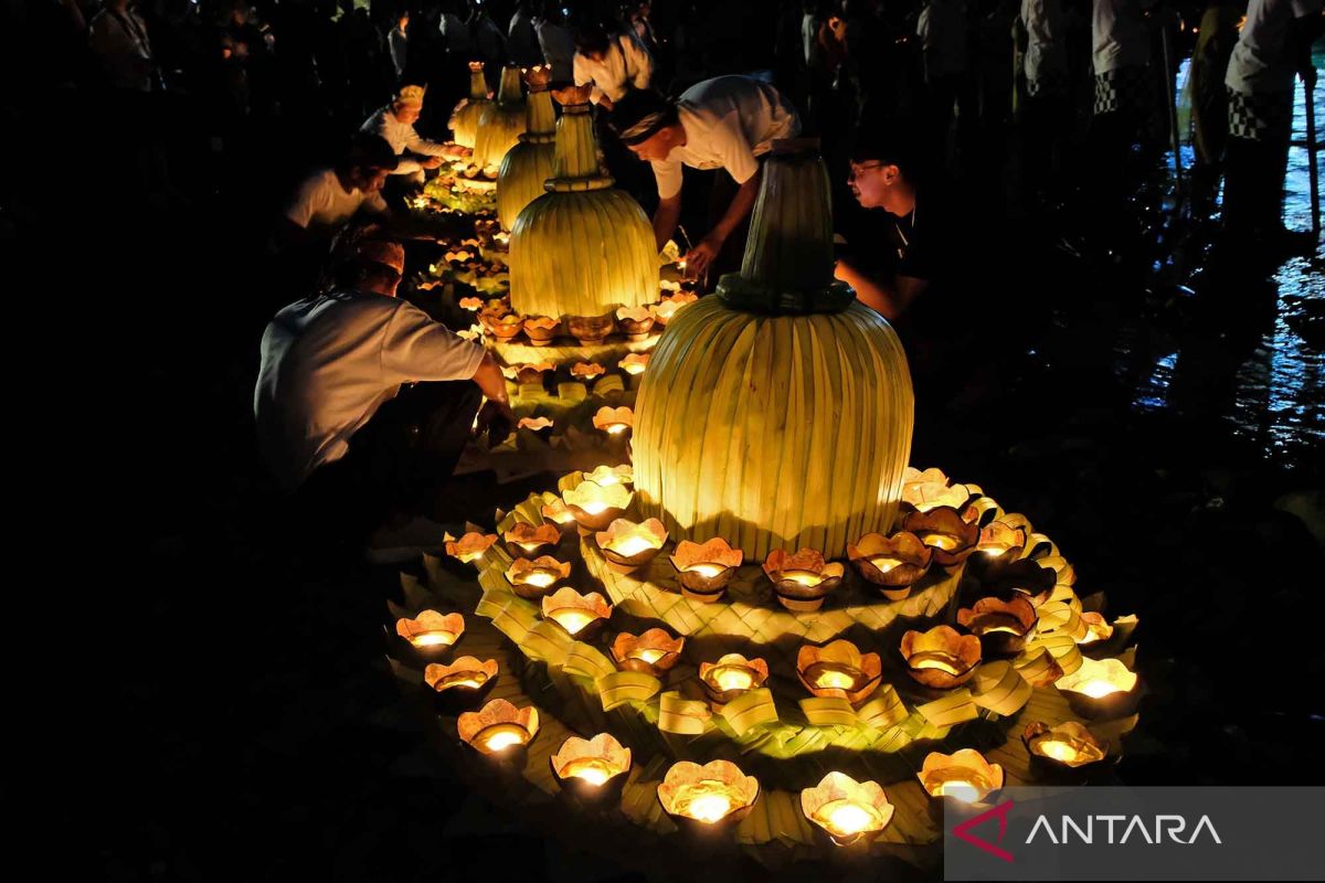 Sambut Waisak dengan ritual Larung Pelita Purnama Sidhi di Borobudur