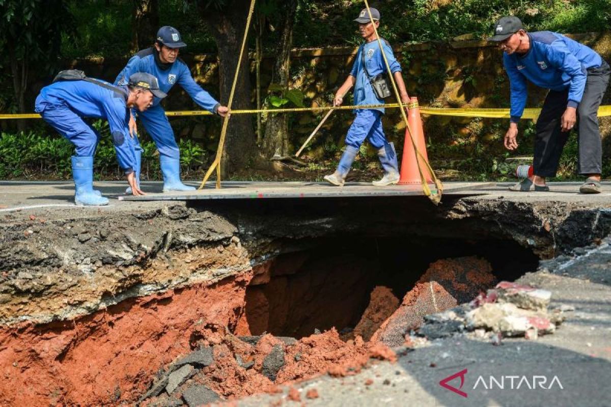 Legislator: Pola tambal sulam dalam perbaikan jalan habiskan anggaran