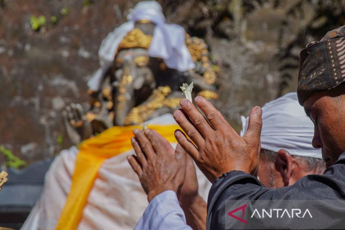 Rangkaian Yadnya Kasada 2026 dimulai, warga Suku Tengger gelar ritual atur suguh di kawasan TNBTS