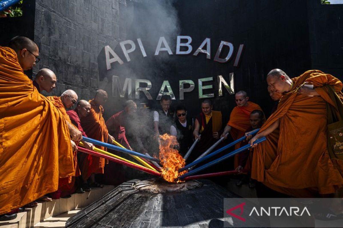 Dimulai hari ini! Api abadi Mrapen resmi diambil untuk puncak Perayaan Waisak 2026 di Borobudur