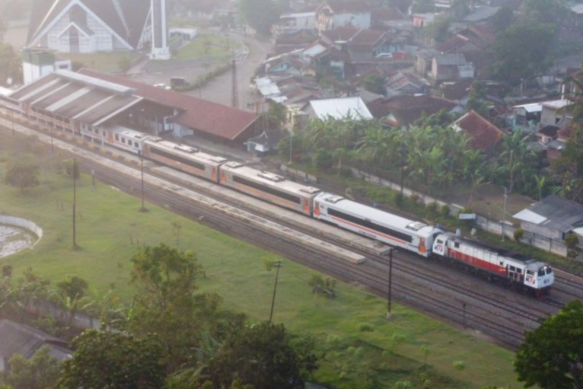 KA Cikuray Terus Tumbuh, Menghubungkan Garut yang Kaya Hasil Bumi dengan Jakarta yang Menjadi Pusat Aktivitas Masyarakat