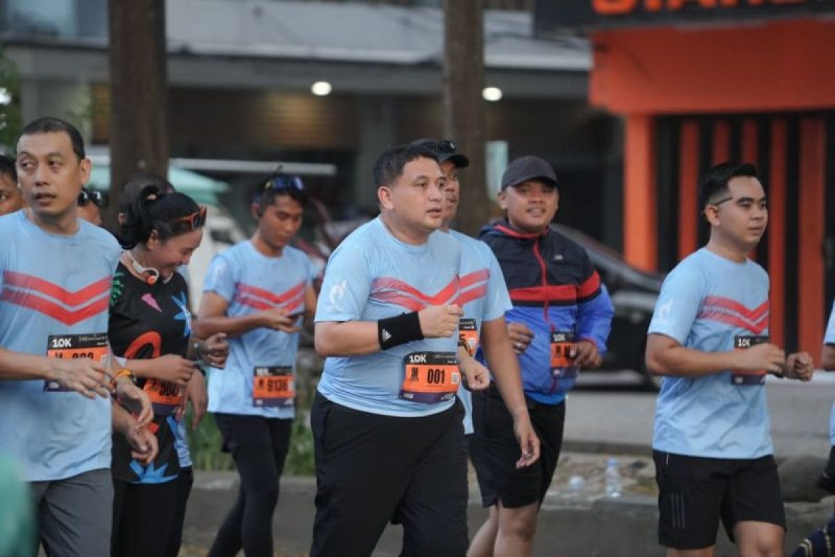 Wali Kota Makassar  melepas ribuan peserta MHM 2026 di Anjungan Pantai  Losari