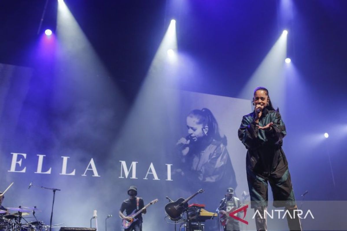 Ella Mai tampil di Java Jazz Festival 2026 dengan sejumlah lagu hits