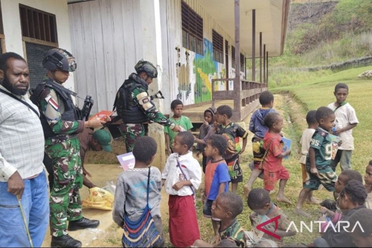 Satgas Yonif 511 bagikan alat tulis kepada siswa SD Popome Lanny Jaya