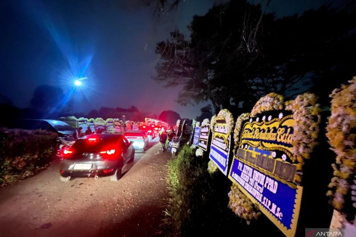 Ratusan karangan bunga penuhi sisi jalan menuju kediaman Ryamizard