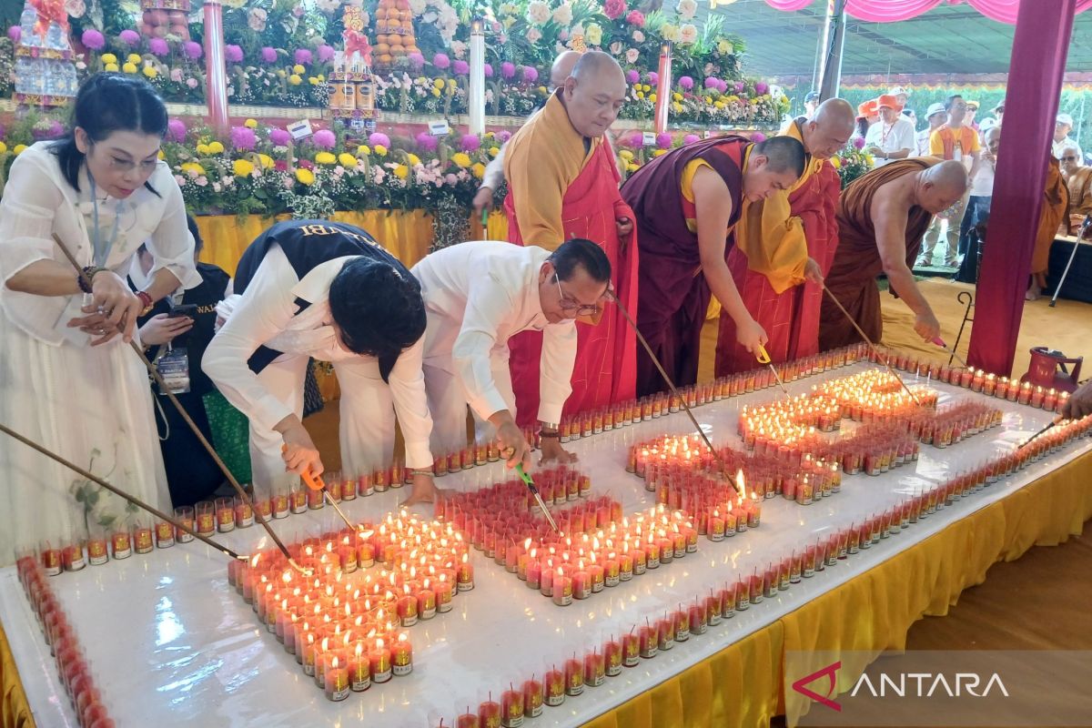 Umat Buddha Menyalakan Lampu Perdamaian dalam Perayaan Waisak