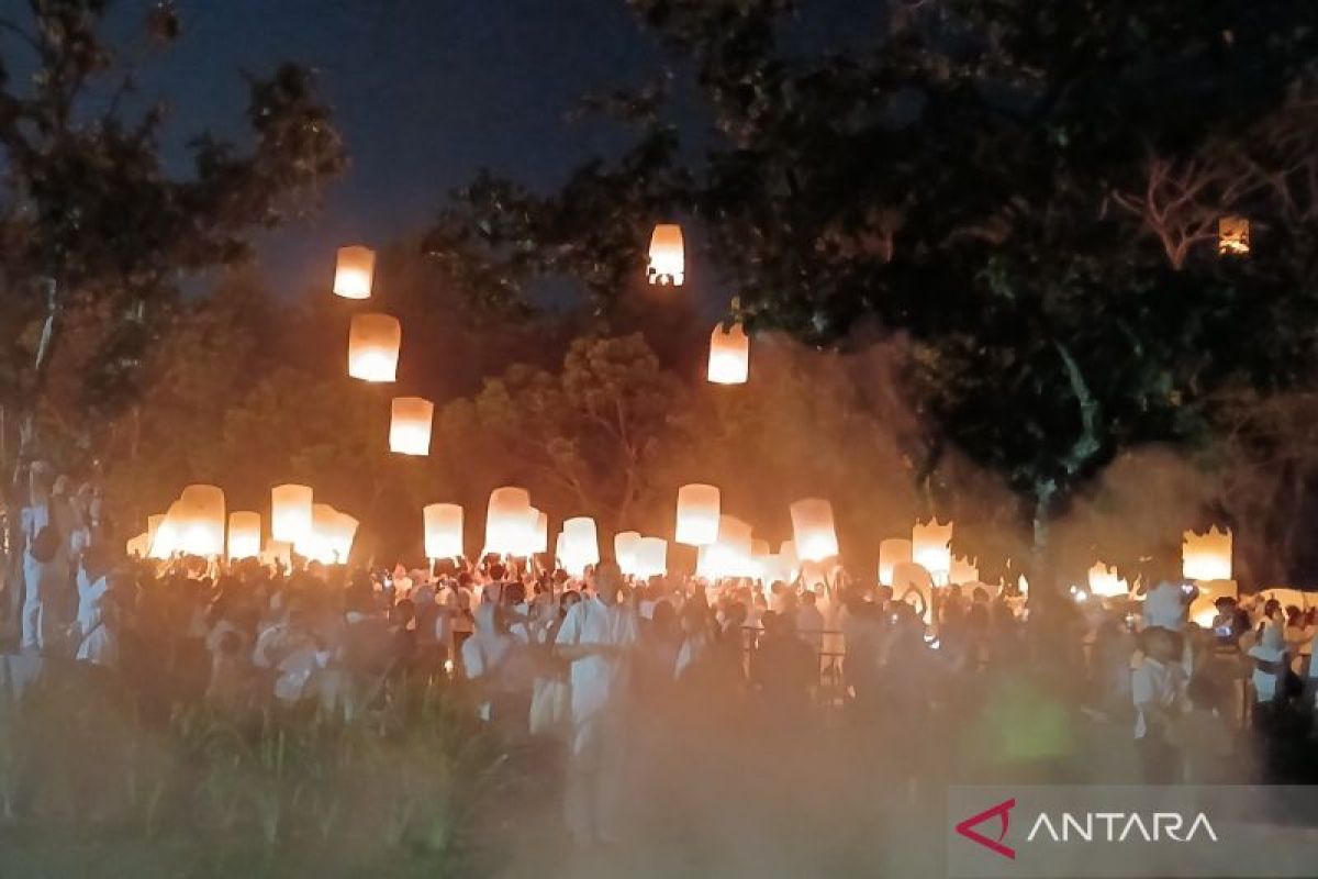 Pelepasan lentera Waisak di Borobudur simbol perdamaian