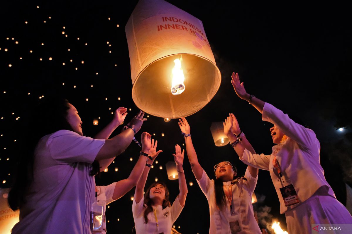 Bawa pesan perdamaian, 2.570 lampion diterbangkan di Borobudur
