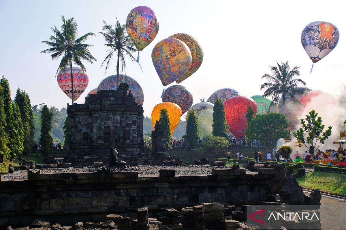 Langit Candi Ngawen meriah, 25 balon tradisional mengudara semarakan perayaan Waisak