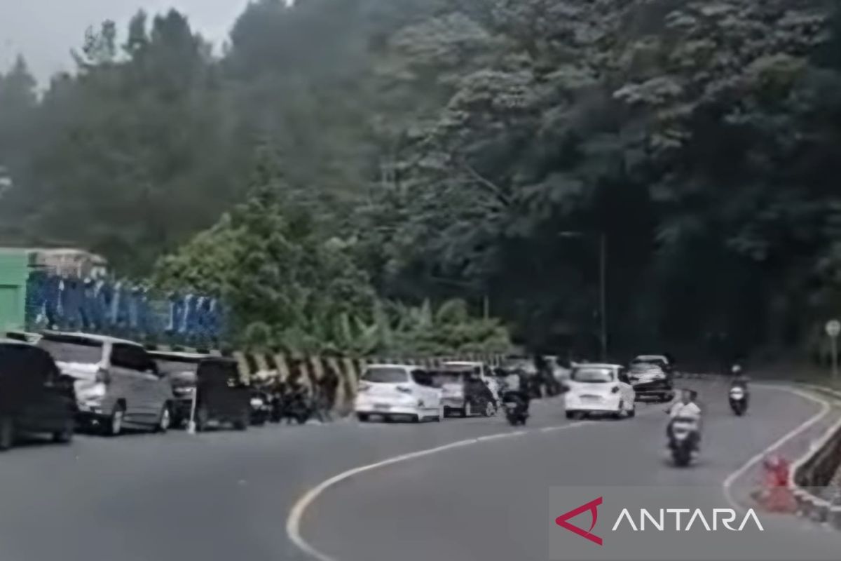 Polres Cianjur arahkan pengendara ke jalur alternatif Jonggol-Sukabumi