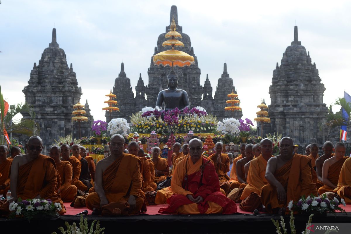 Rangkaian peringatan detik-detik Waisak di Candi Sewu
