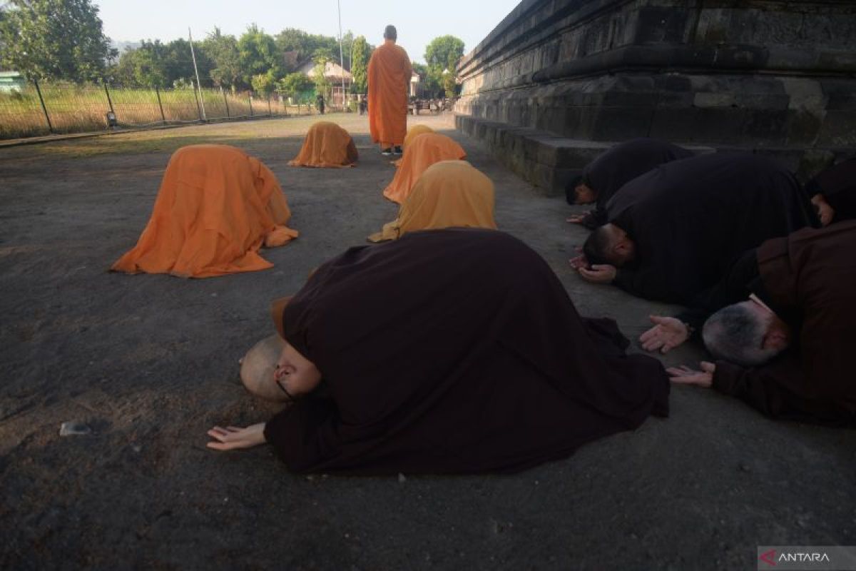 Puja tiga langkah sujud mengenang Siddhartha Gautama di Prambanan