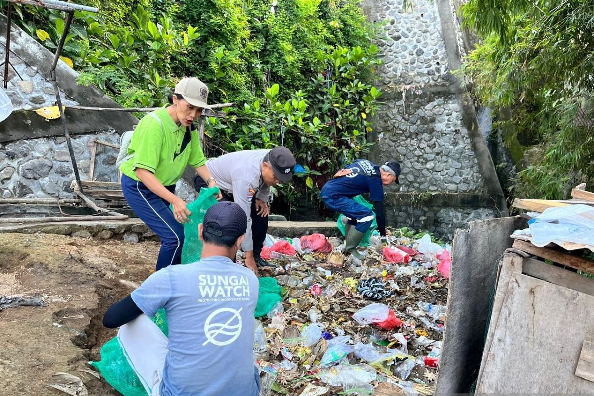 Warga Buleleng bersihkan sungai peringati hari lahirnya Pancasila  