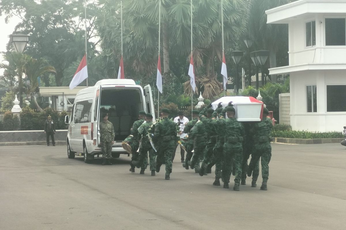 Jenazah Ryamizard diberangkatkan dari Kantor Kemhan ke TMP Kalibata