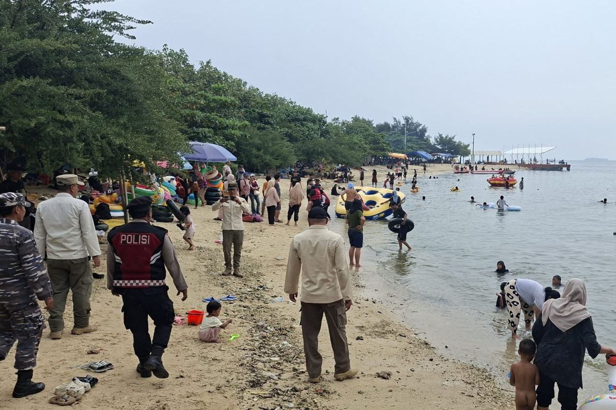 Ribuan pengunjung nikmati libur akhir pekan di Pulau Untung Jawa