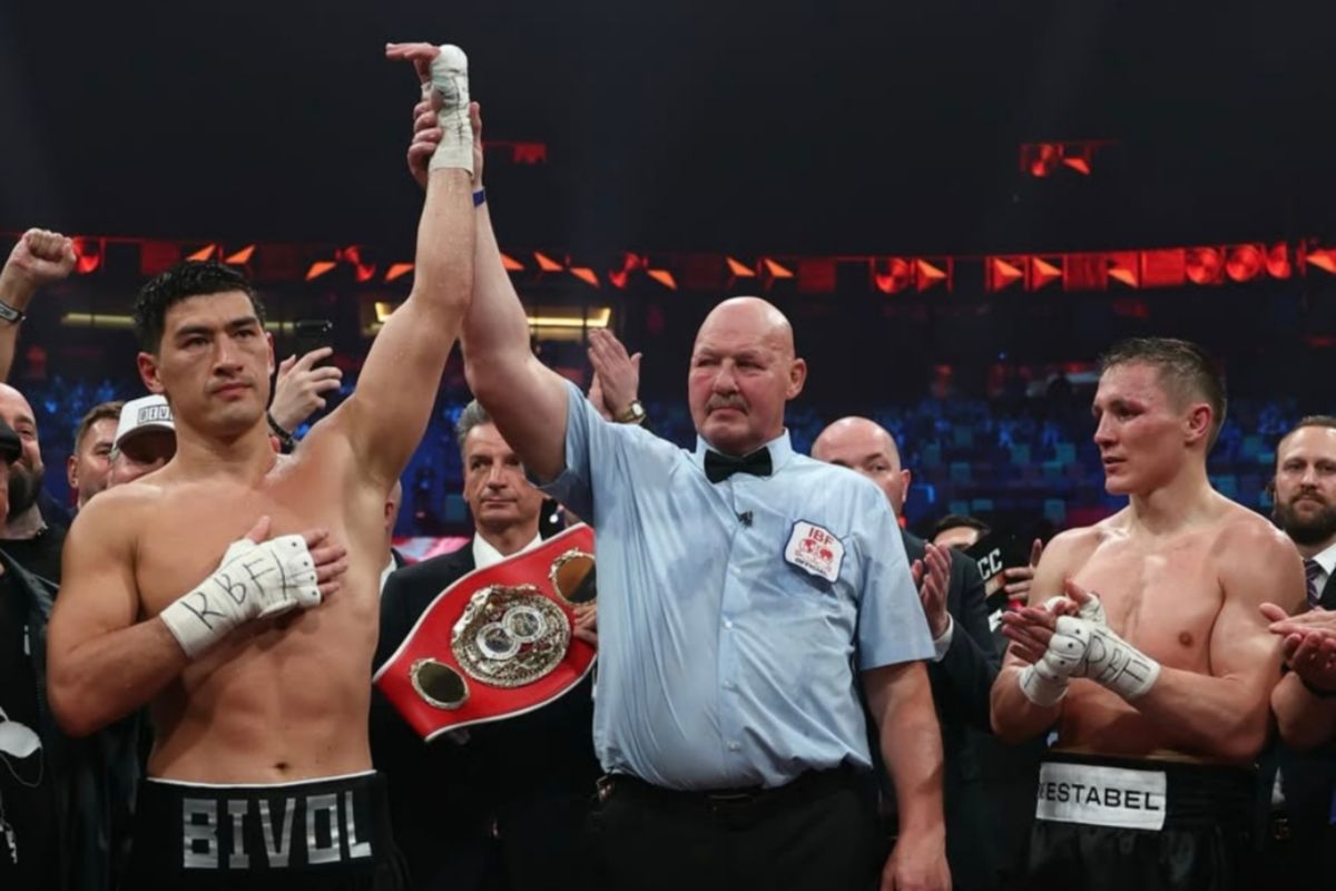 Dmitry Bivol pertahankan tiga sabuk juara dunia usai atasi Eifert ...