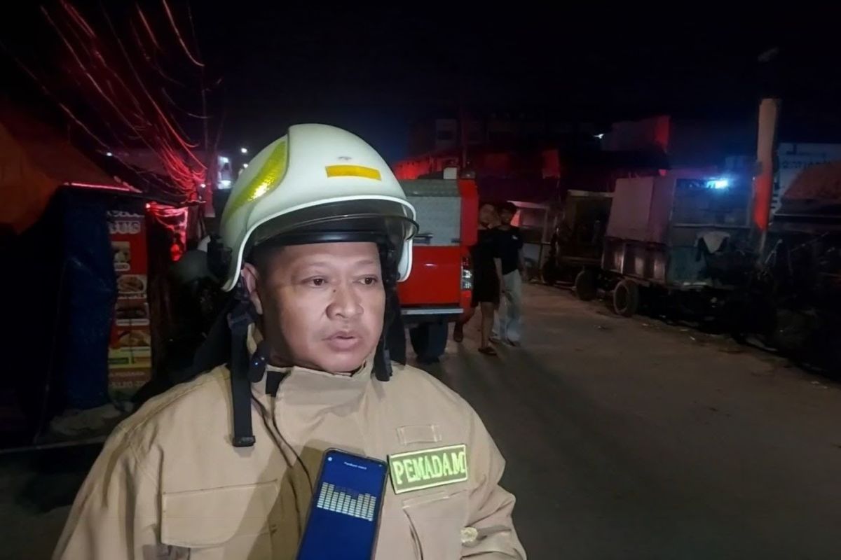 Respons cepat damkar padamkan kebakaran rumah panggung di Muara Karang
