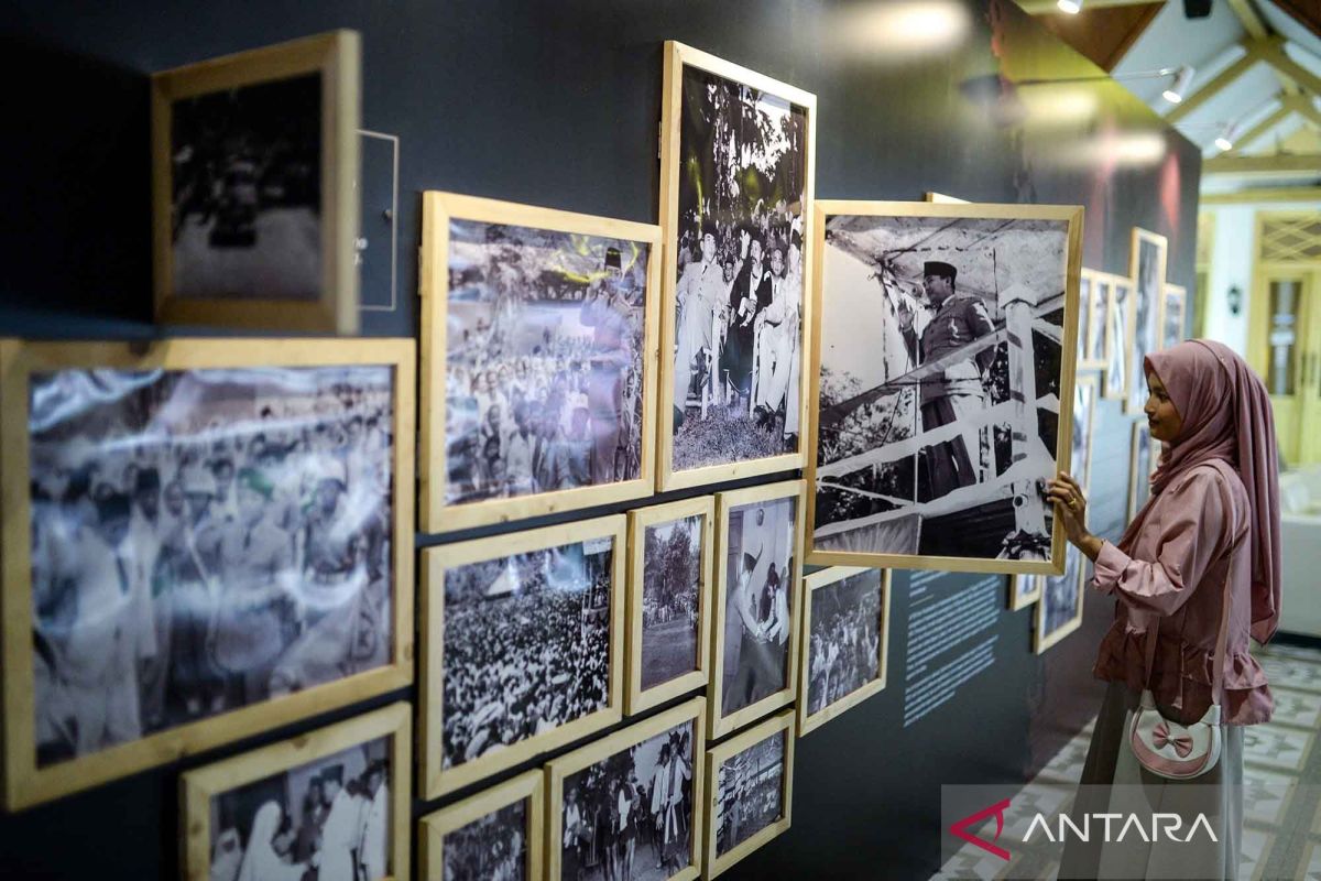 Sebanyak 105 arsip foto Bung Karno dipamerkan di Museum Multatuli
