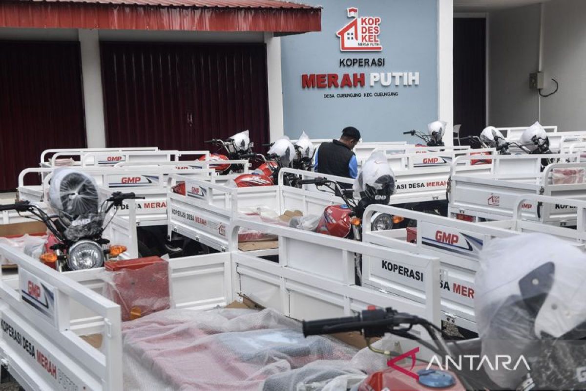 Penyerahan motor roda tiga operasional KDMP di Ciamis
