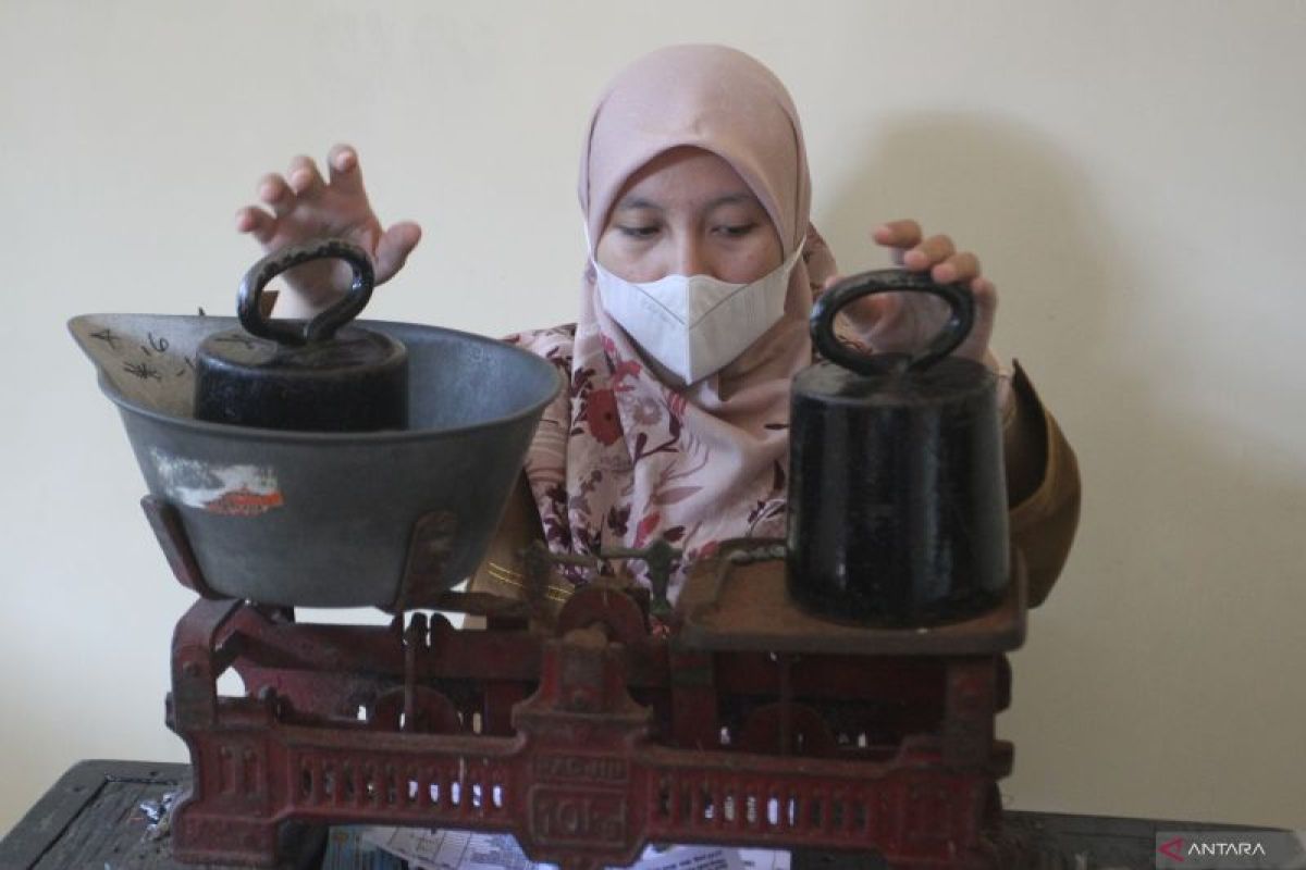 Tera ulang timbangan pedagang pasar di Malang