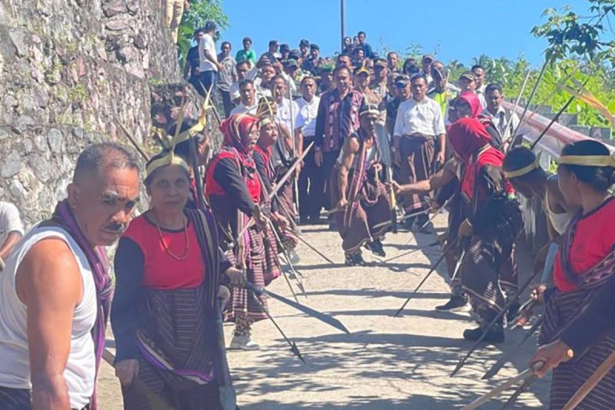 Kapolres Flores Timur mengajak warga Adonara kedepankan rekonsiliasi