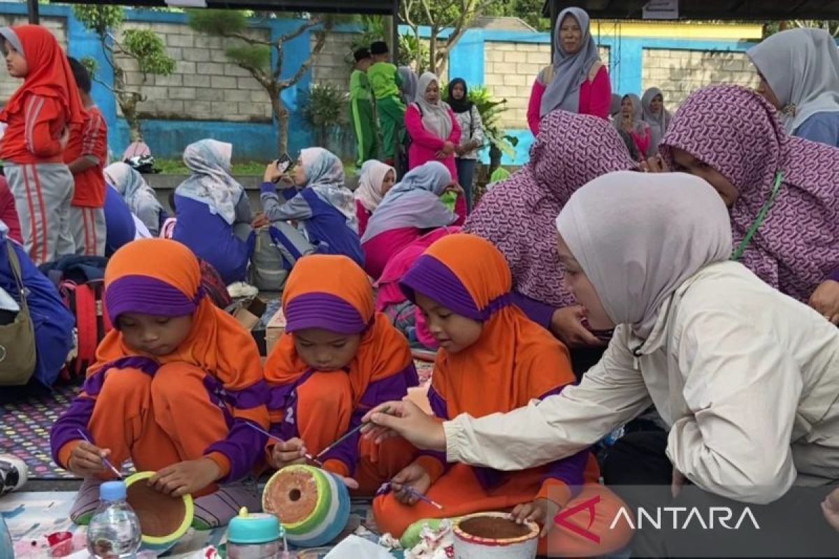 Ribuan anak RA Temanggung melukis di gerabah untuk belajar mencintai alam