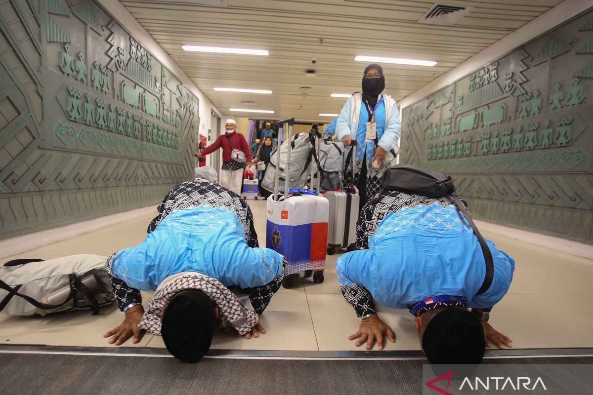 Sujud syukur jamaah haji kloter pertama saat tiba di tanah air