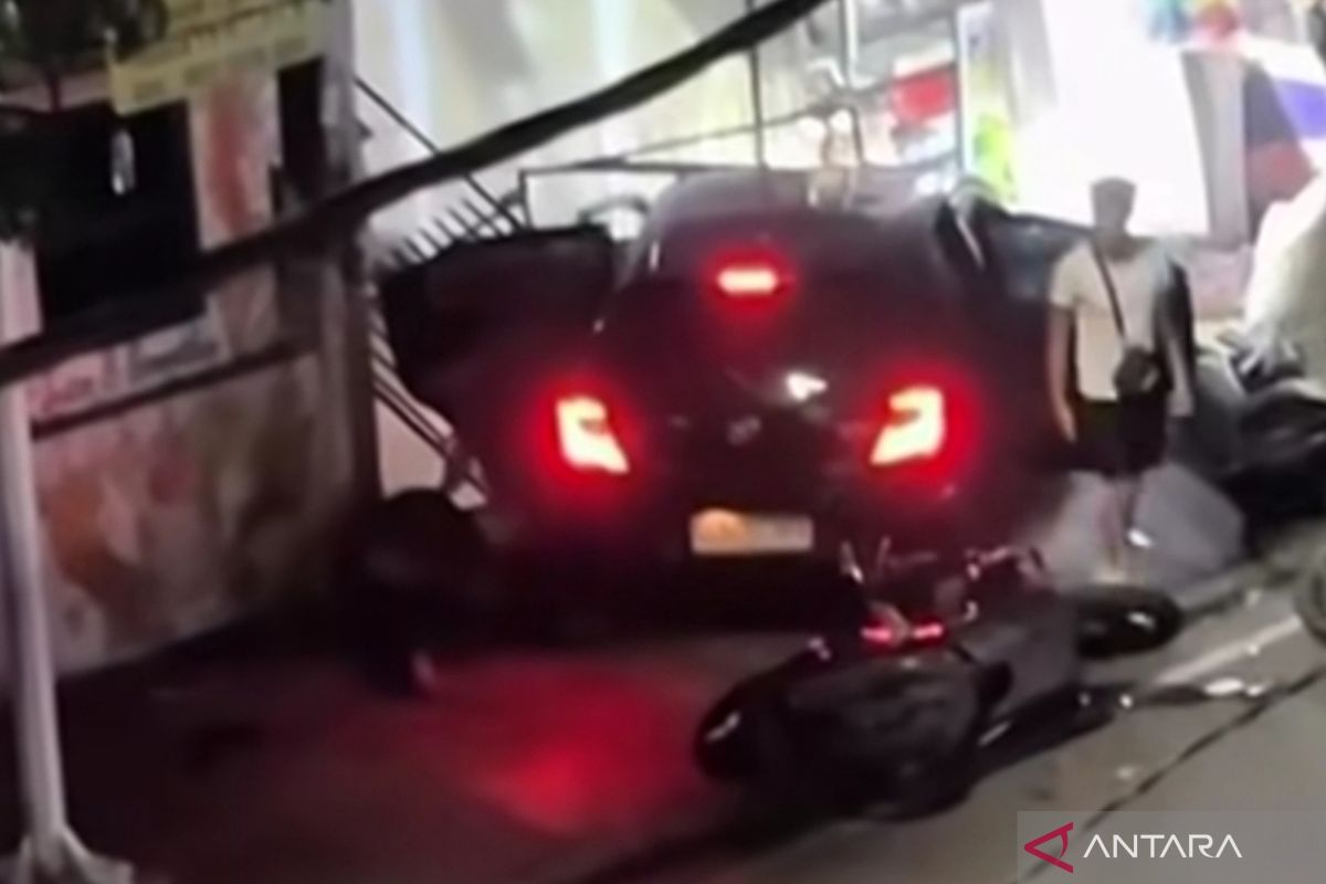 Mobil hilang kendali di Jakbar tabrak pejalan kaki di trotoar