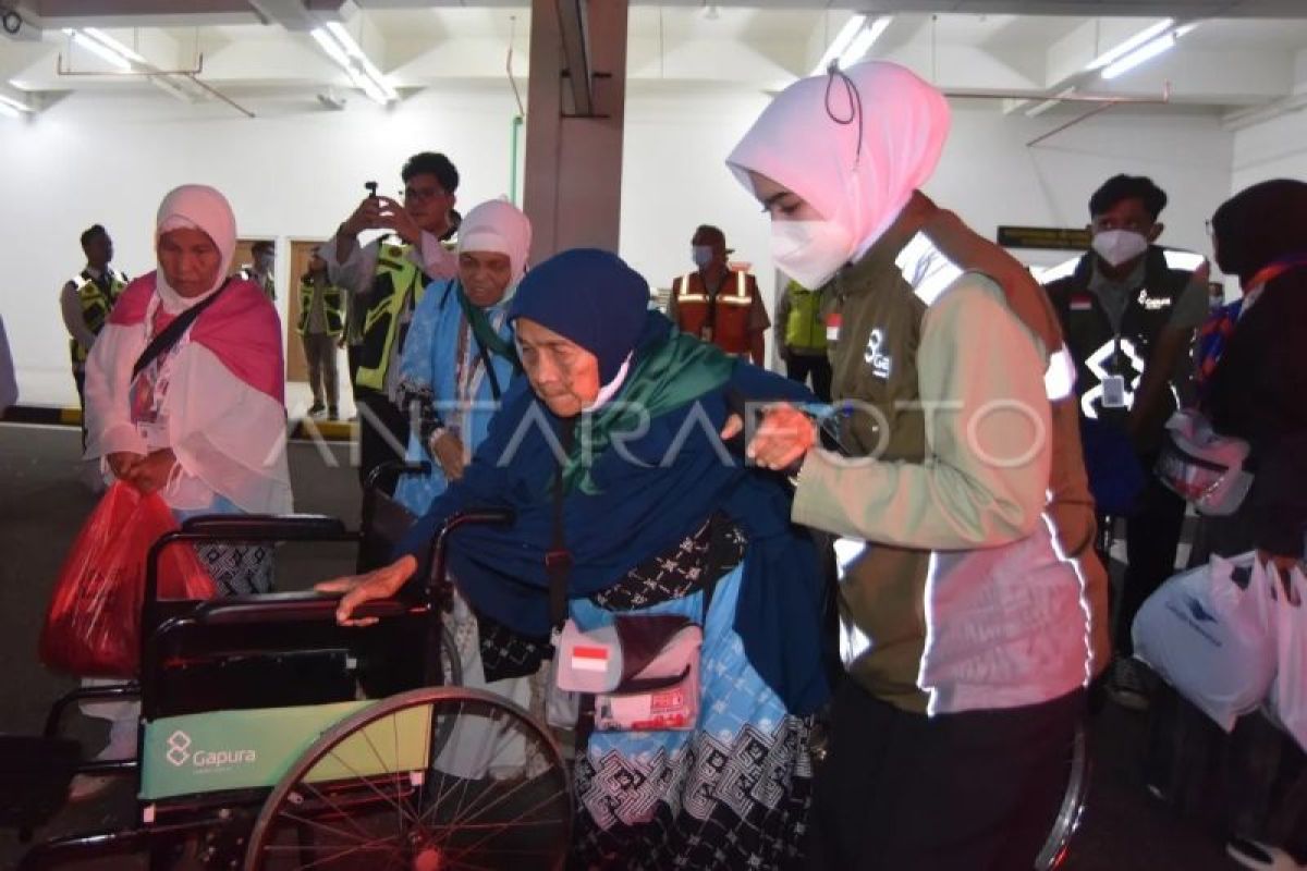 Kedatangan jamaah haji kloter pertama di Padang