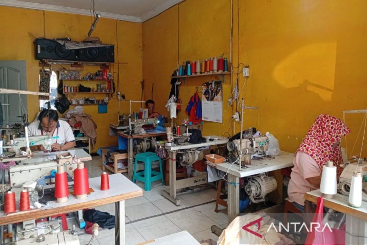 Pemkab Banyumas meneliti pengaruh tahun ajaran baru bagi UMKM konveksi