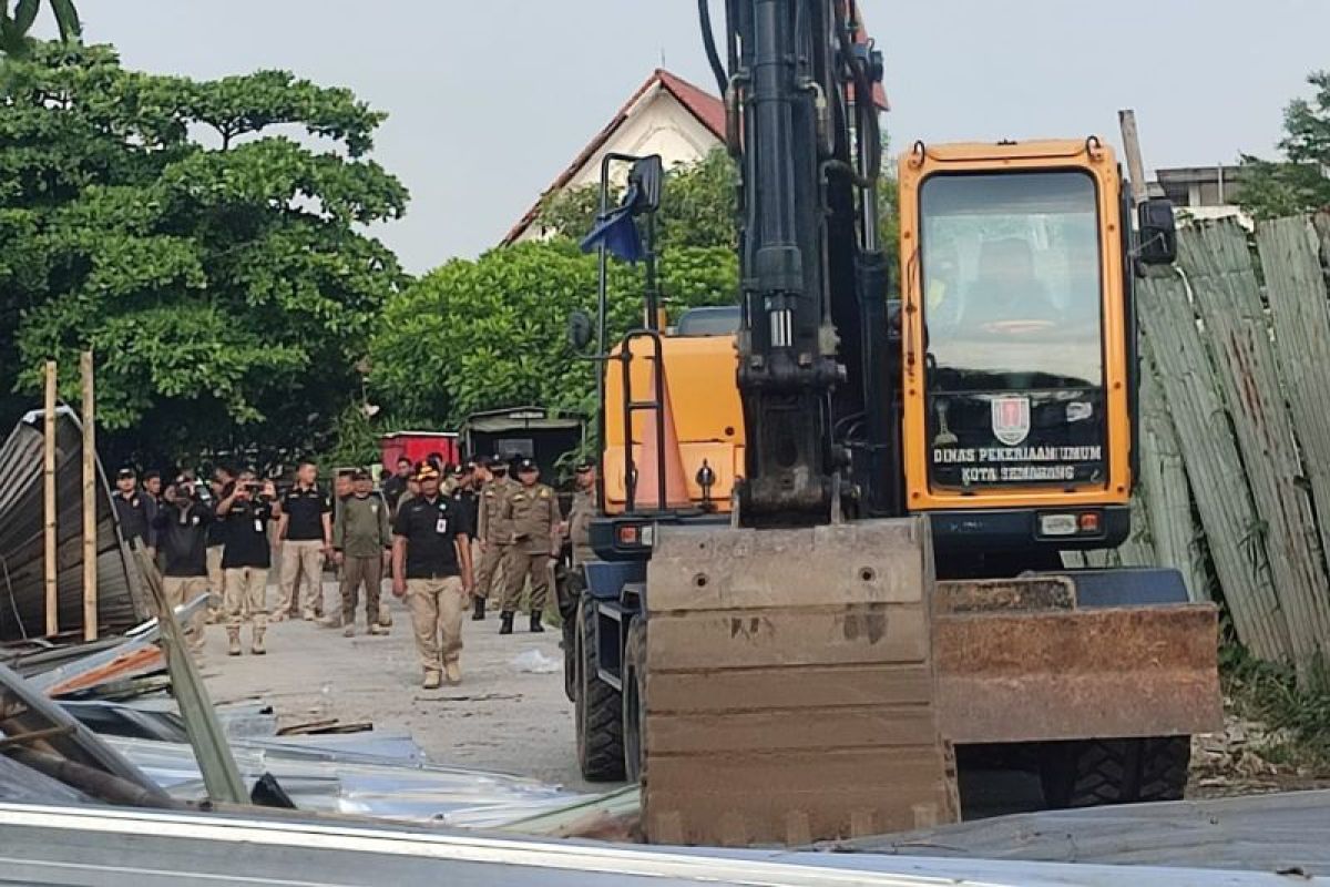 Petugas gabungan bongkar lapak PKL dan parkir liar di Semarang