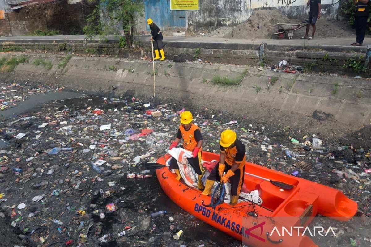 BPBD Makassar bersihkan Kanal Bara-baraya timur