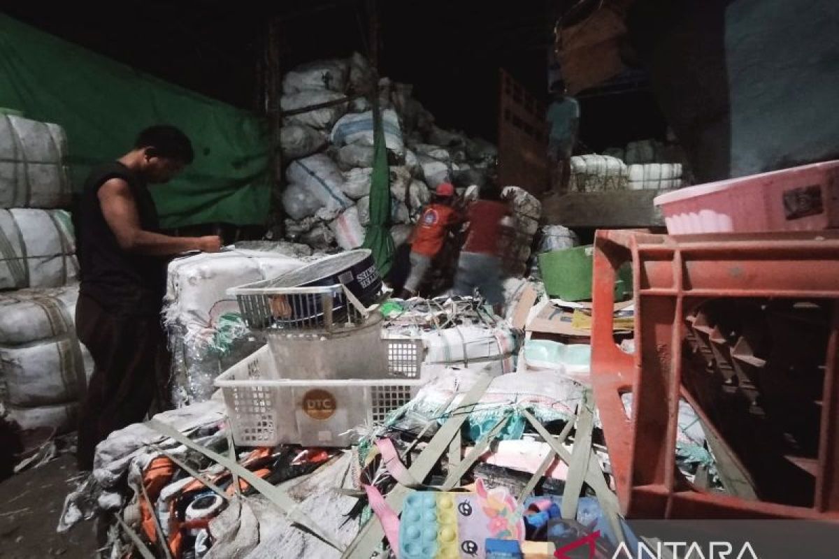 Menaklukan gunungan sampah dengan ekonomi sirkular